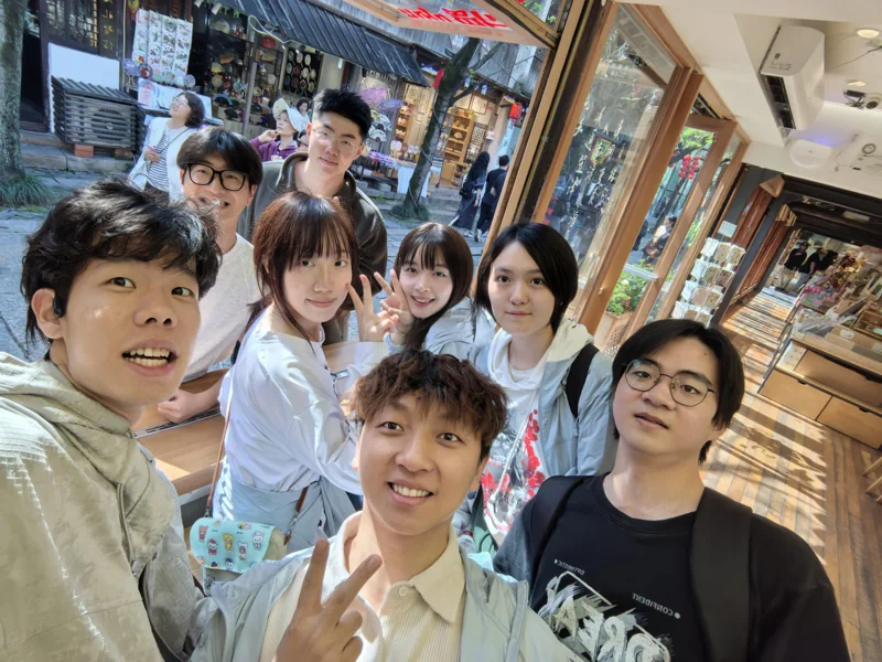 和朋友一起记录生活