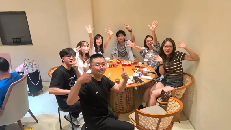与朋友聚会的合影