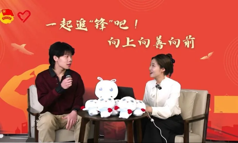 活动舞台上的交流片段